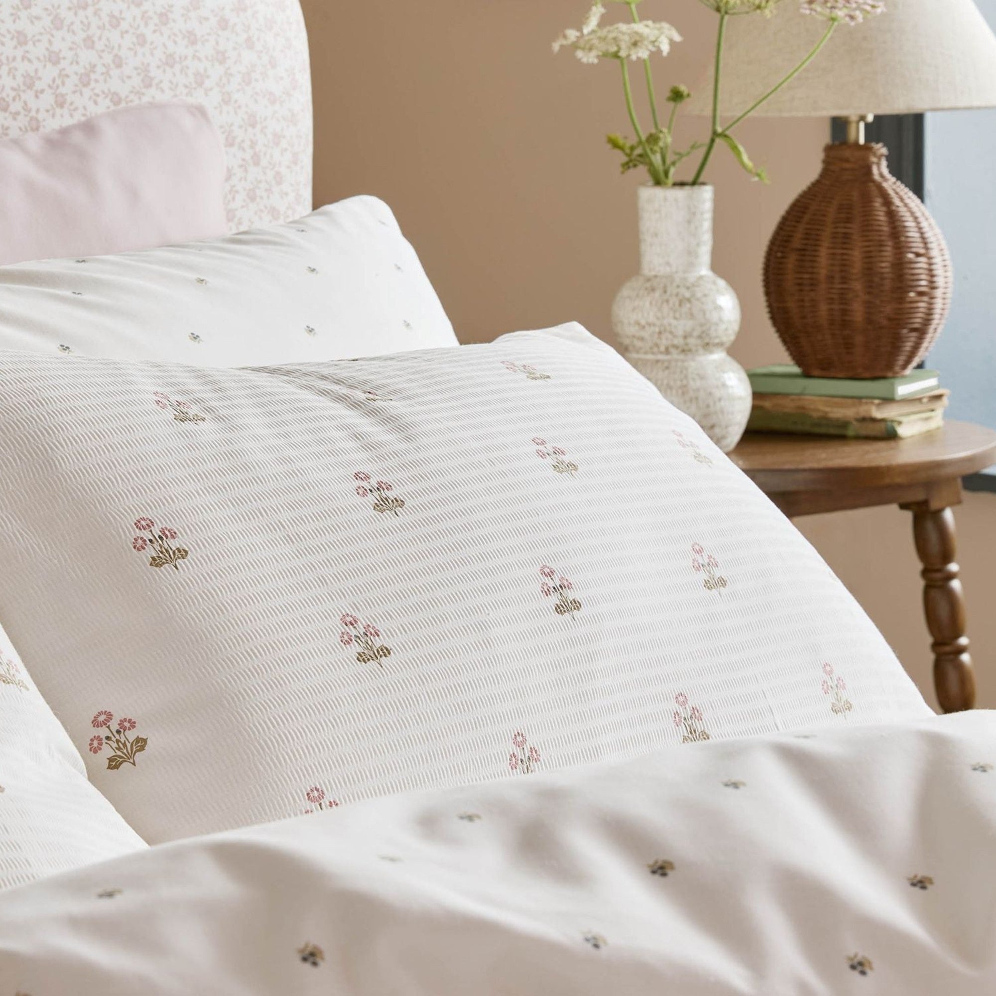 Harthill Daisy Duvet Cover Set in Raspberry Pink